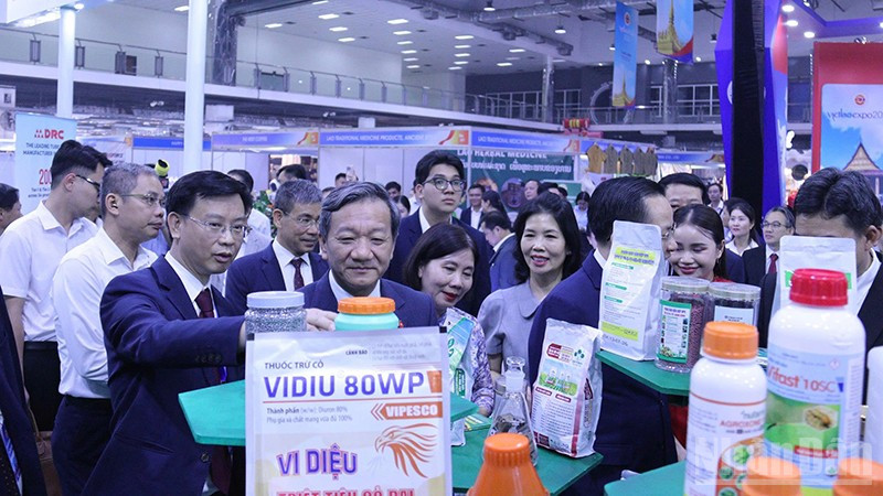 Đại biểu tham quan gian hàng trưng bày tại VIETLAO EXPO 2026. (Ảnh: Duy Toàn)
