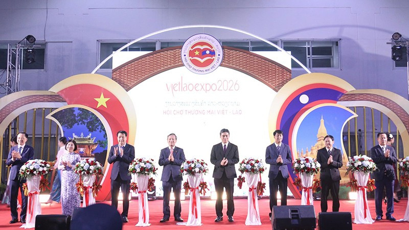Các đại biểu cắt băng khai mạc VIETLAO EXPO 2026. (Ảnh: Duy Toàn)
