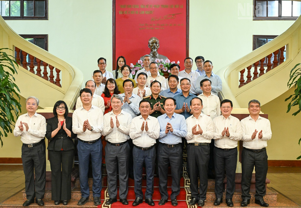 Thường trực Ban Bí thư Trần Cẩm Tú với lãnh đạo Bộ Tư pháp và các đại biểu. (Ảnh: DUY LINH)
