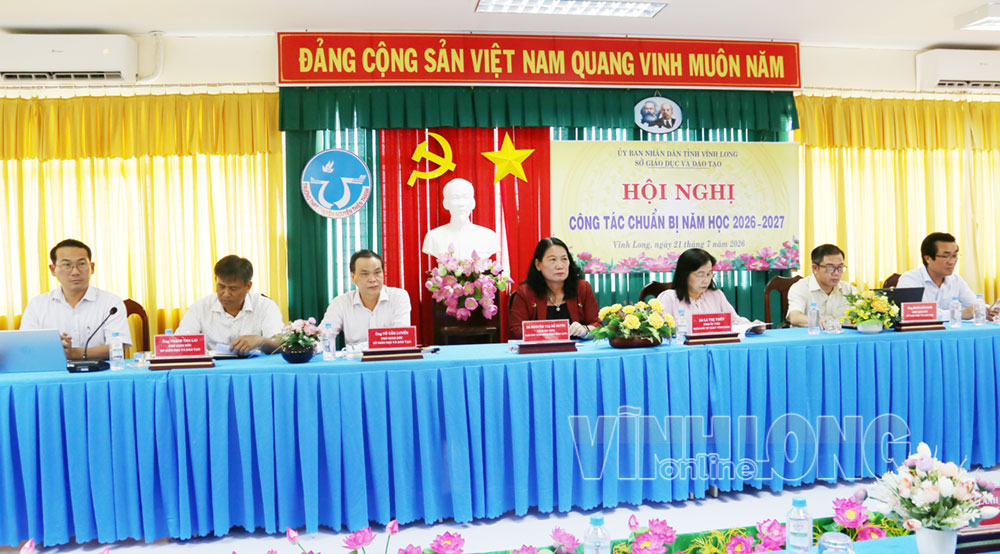 Lãnh đạo UBND tỉnh và Sở Giáo dục và Đào tạo chủ trì hội nghị.