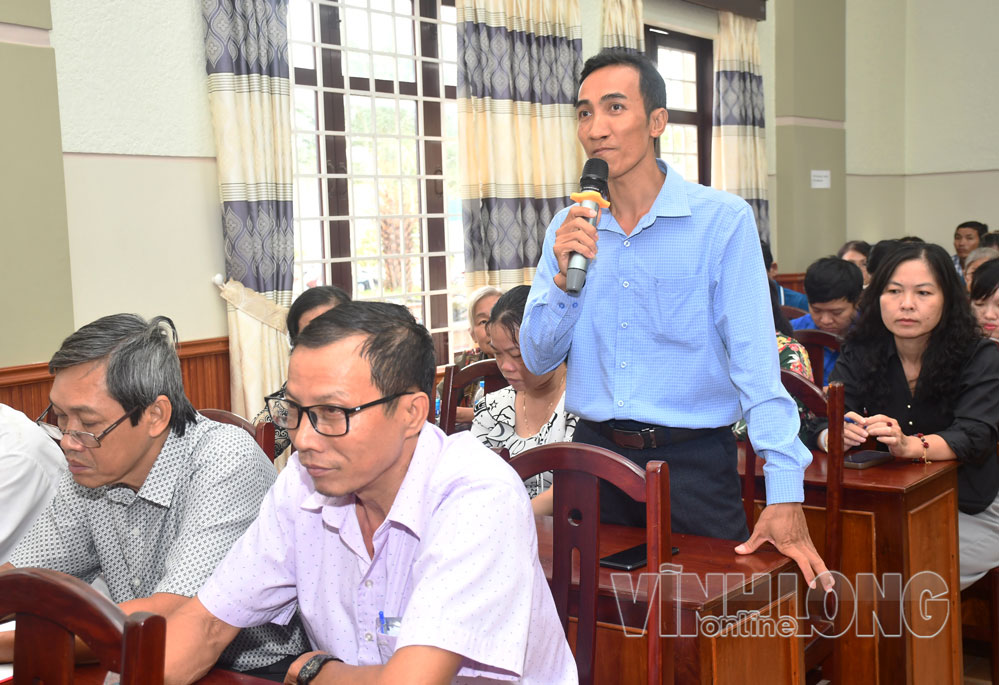 Cử tri nêu vấn đề quan tâm với Tổ đại biểu số 8, HĐND tỉnh Vĩnh Long khóa XI. Ảnh: Cẩm Trúc.
