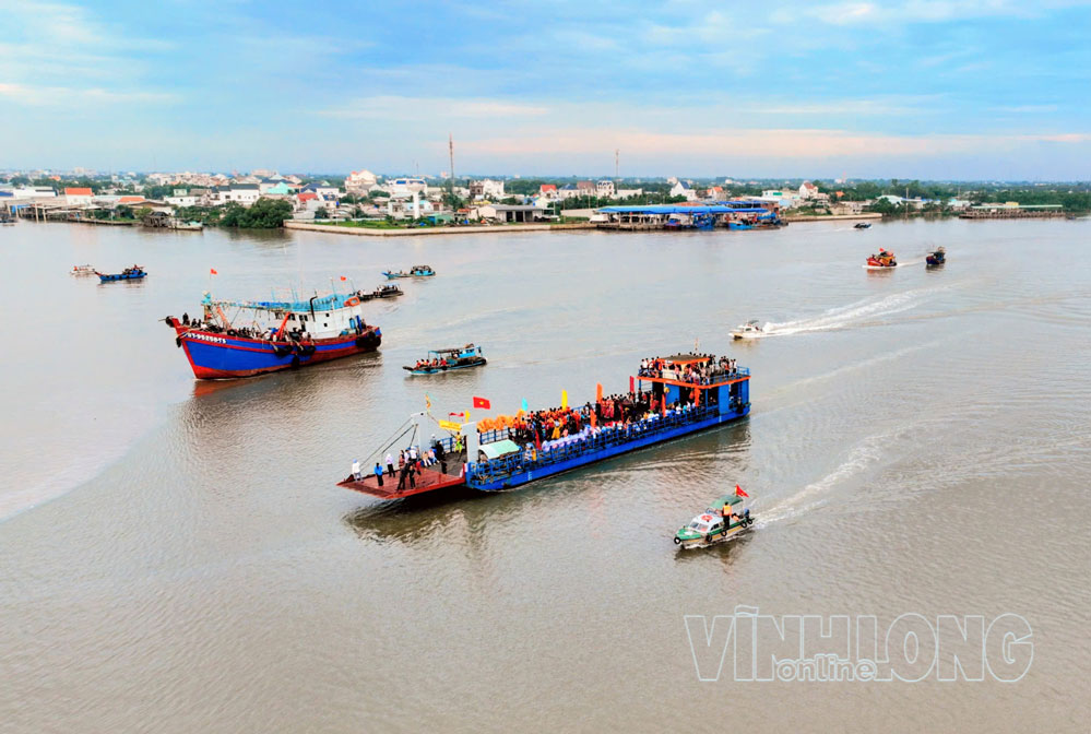 Đoàn tàu thực hiện nghi thức Nghinh Ông trên biển, cầu mong mưa thuận gió hòa, mùa khai thác hải sản bội thu. Ảnh: TRUNG HIẾU
