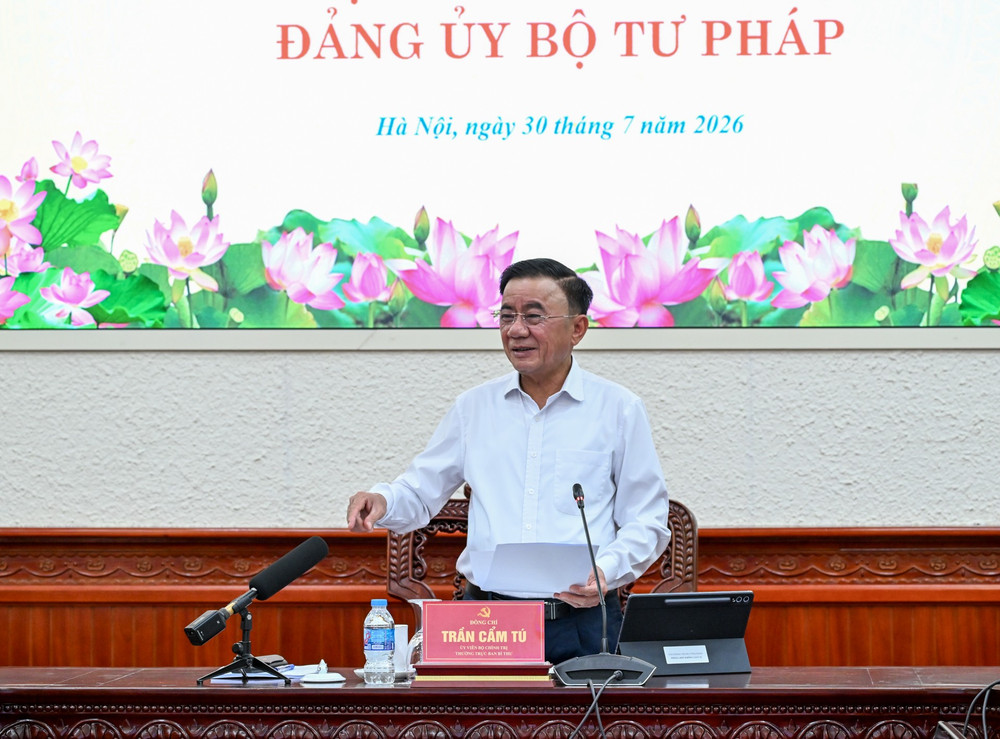 Thường trực Ban Bí thư Trần Cẩm Tú ghi nhận và đánh giá cao nỗ lực của Đảng ủy Bộ Tư pháp trong chỉ đạo thực hiện nhiệm vụ. (Ảnh: DUY LINH)

