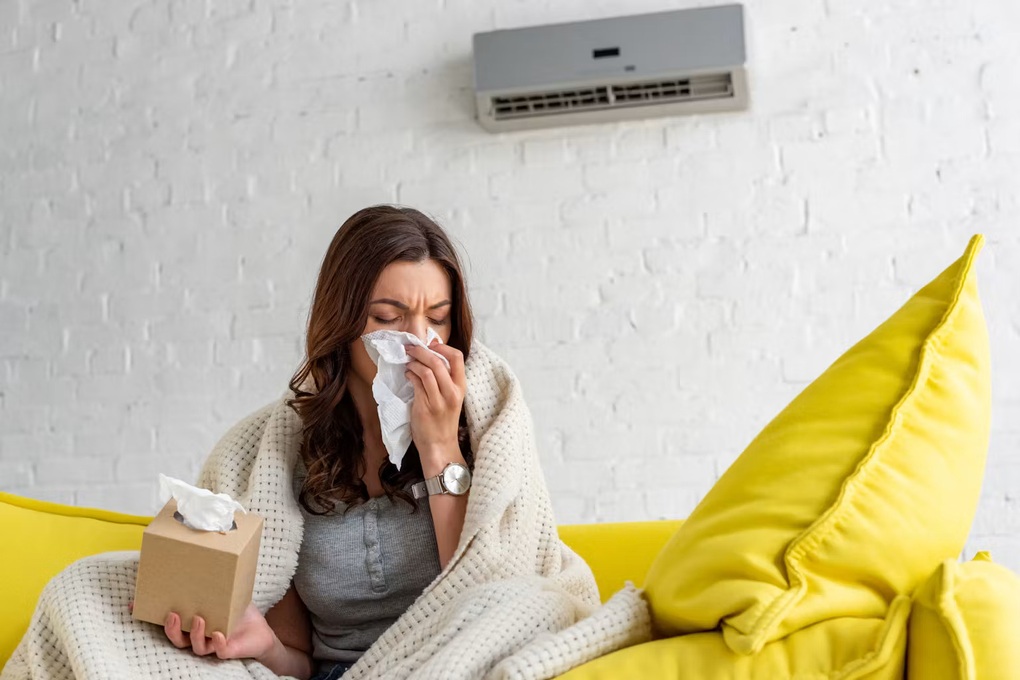 Người ngồi trong phòng có điều hòa thời gian dài có thể mắc nhiều triệu chứng về đường hô hấp (Ảnh minh họa: LightField Studios).

