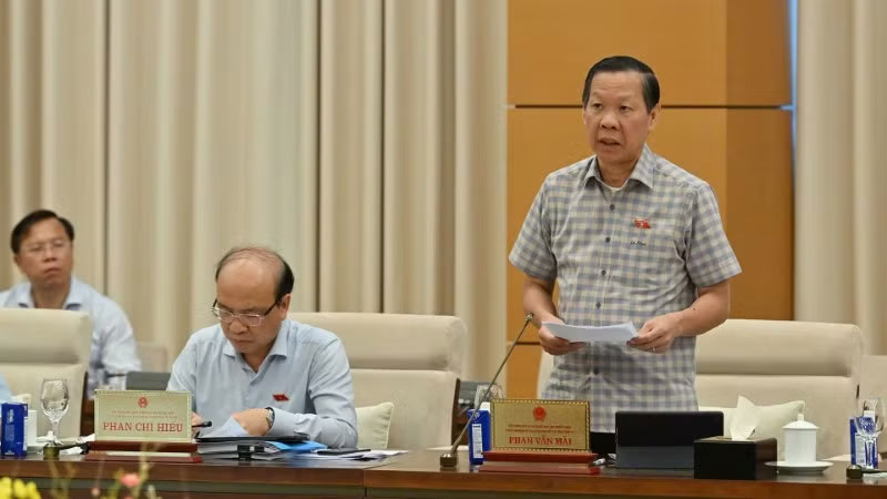 Chủ nhiệm Ủy ban Kinh tế và Tài chính Phan Văn Mãi báo cáo tại Phiên họp. (Ảnh: THỦY NGUYÊN)