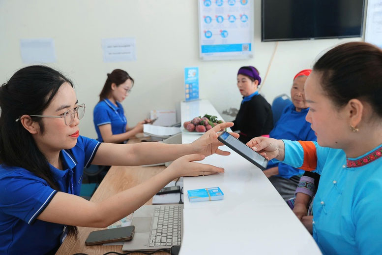 Các nhà mạng tích cực hỗ trợ khách hàng xác thực thông tin thuê bao - Ảnh: VGP

