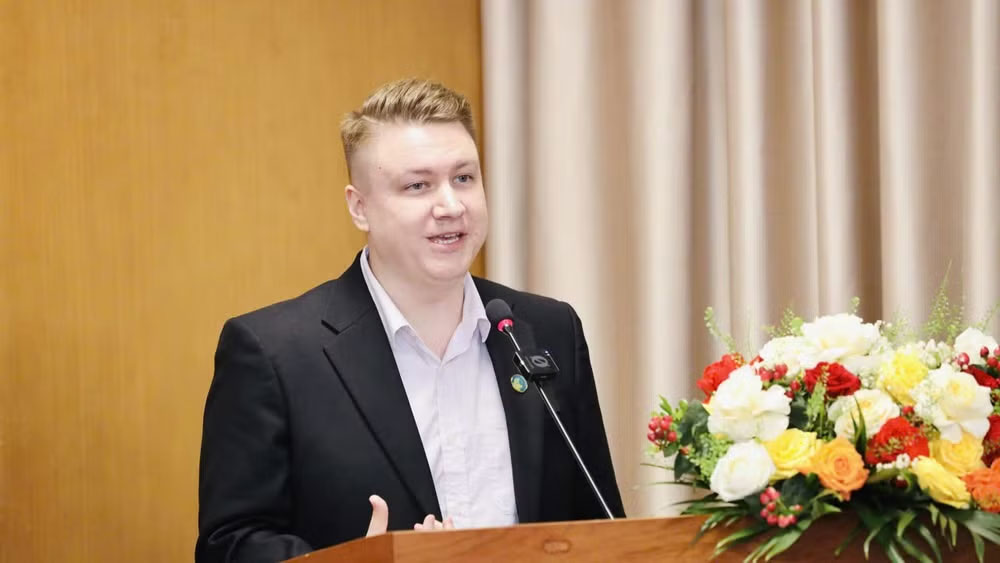Ông Brandon Sinkovic, Giám đốc học thuật của FSEL, chia sẻ tại Lễ phát động. (Ảnh: Bộ Giáo dục và Đào tạo)
