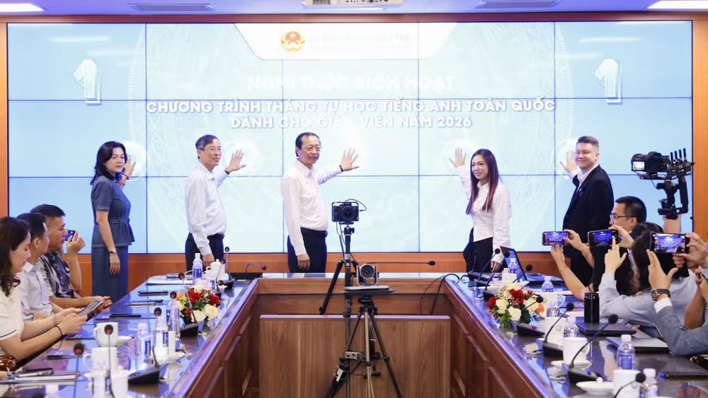 Đại diện lãnh đạo Bộ Giáo dục và Đào tạo cùng các đơn vị đồng hành thực hiện nghi thức bấm nút khởi động, chính thức phát động chương trình Tháng tự học tiếng Anh dành cho giáo viên toàn quốc năm 2026. (Ảnh: Bộ Giáo dục và Đào tạo)
