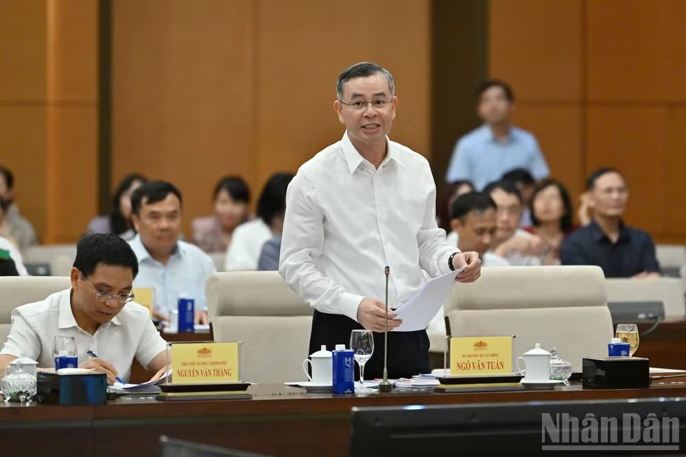 Bộ trưởng Tài chính Ngô Văn Tuấn trình bày tờ trình tóm tắt dự án Luật. (Ảnh: THỦY NGUYÊN)
