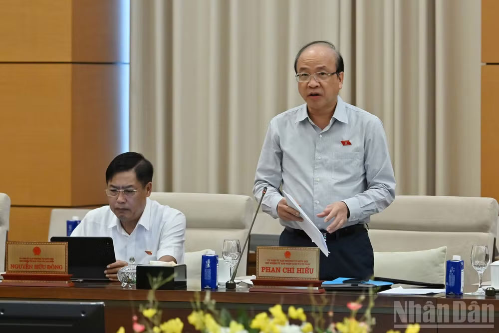 Chủ nhiệm Ủy ban Pháp luật và Tư pháp Phan Chí Hiếu nêu quan điểm thẩm tra. (Ảnh: THỦY NGUYÊN)
