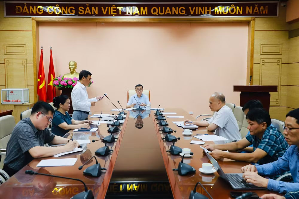 Tiến sĩ Vương Ánh Dương, Phó Cục trưởng Cục Quản lý Khám, chữa bệnh báo cáo tại cuộc họp.

