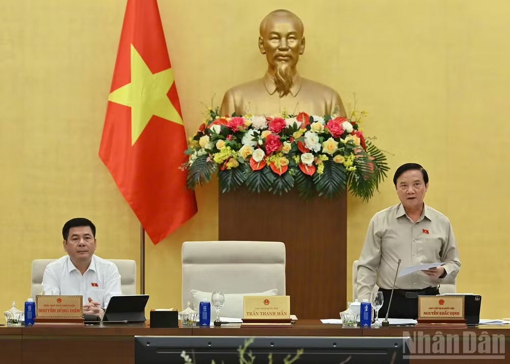 Phó Chủ tịch Quốc hội Nguyễn Khắc Định điều hành phiên họp. (Ảnh: THỦY NGUYÊN)
