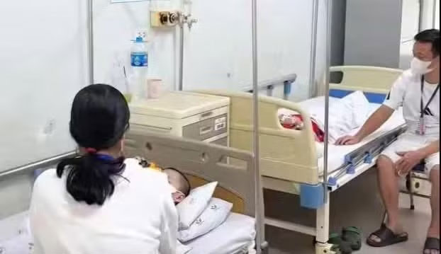 Bệnh nhi nằm điều trị vì Adenovirus tại Bệnh viện Nhi Trung ương. (Ảnh: THIÊN LAM)

