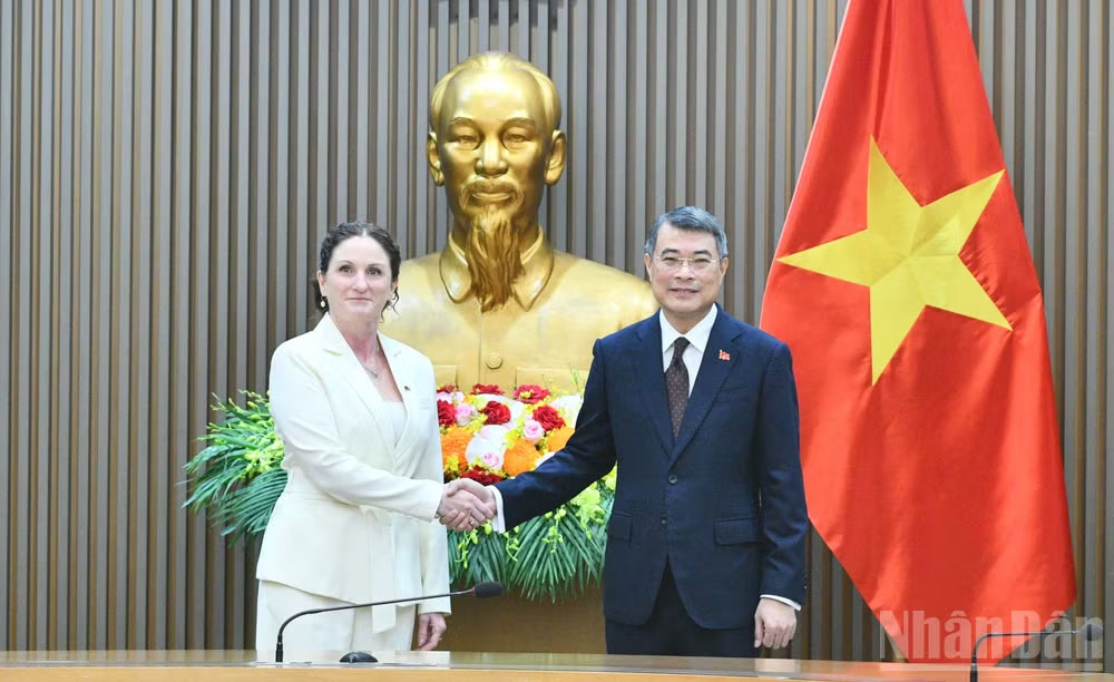 Thủ tướng Chính phủ Lê Minh Hưng và Đại sứ New Zealand tại Việt Nam Caroline Beresford. (Ảnh: Thanh Giang)
