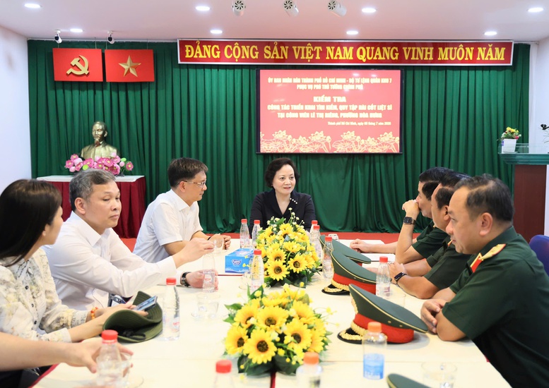 Phó Thủ tướng Phạm Thị Thanh Trà ghi nhận sự chỉ đạo sát sao của Ban Chỉ đạo TPHCM, sự phối hợp chặt chẽ của Bộ Tư lệnh Quân khu 7, các bộ, ngành, địa phương. Ảnh: VGP/Thu Giang

