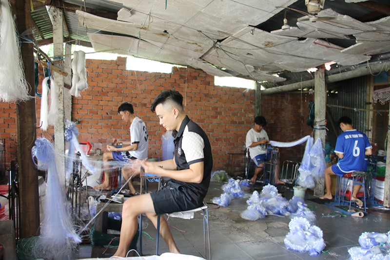 Làng nghề làm lưới cá đang vào mùa sản xuất mạnh