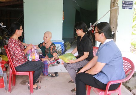 Mô hình “Hũ gạo tình thương” lan tỏa những điều tốt đẹp, mang niềm vui tới người dân có hoàn cảnh khó khăn tại Phường 9 (TP Vĩnh Long).

