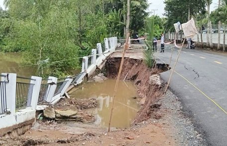 UBND tỉnh công bố tình huống khẩn cấp: sạt lở trên tuyến kênh La Ghì tại ấp Vĩnh Trinh, xã Vĩnh Xuân, huyện Trà Ôn. Mức độ sạt lở nguy hiểm.

