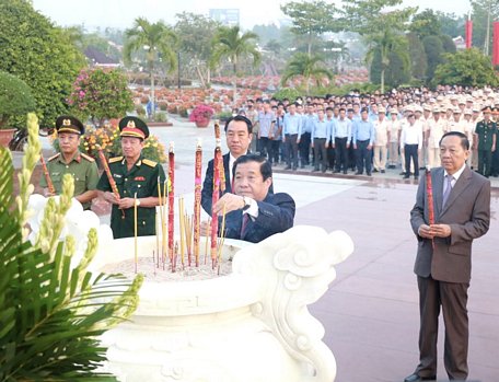 Lãnh đạo tỉnh Vĩnh Long luôn khắc ghi truyền thống “uống nước nhớ nguồn”, tri ân sâu sắc các anh hùng liệt sĩ.

