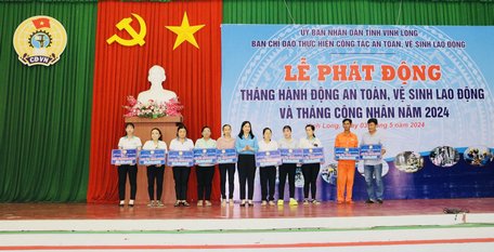 Công nhân, người lao động được Liên đoàn Lao động tỉnh Vĩnh Long tặng kinh phí mái ấm công đoàn.