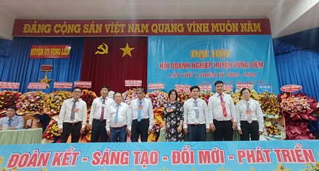 Việc thành lập các hội doanh nghiệp cấp huyện góp phần thúc đẩy doanh nghiệp phát triển ổn định và
bền vững. Trong ảnh: BCH Hội Doanh nghiệp huyện Vũng Liêm.