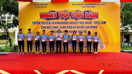 Ông Huỳnh Tuấn Kiệt – Phó Giám đốc Trung tâm Dịch vụ việc làm tỉnh trao học bổng cho học sinh của Trường THPT Lê Thanh Mừng.