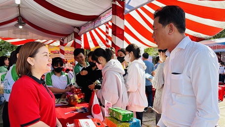 Ông Nguyễn Chí Hiếu – Phó Chủ tịch UBND huyện, Trưởng Ban chỉ đạo Giải quyết việc làm huyện Trà Ôn tại một gian hàng của công ty đưa người lao động đi làm việc ở nước ngoài theo hợp đồng.