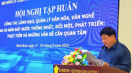 PGS.TS. Nhà văn Nguyễn Thế Kỷ phát biểu khai mạc hội nghị.