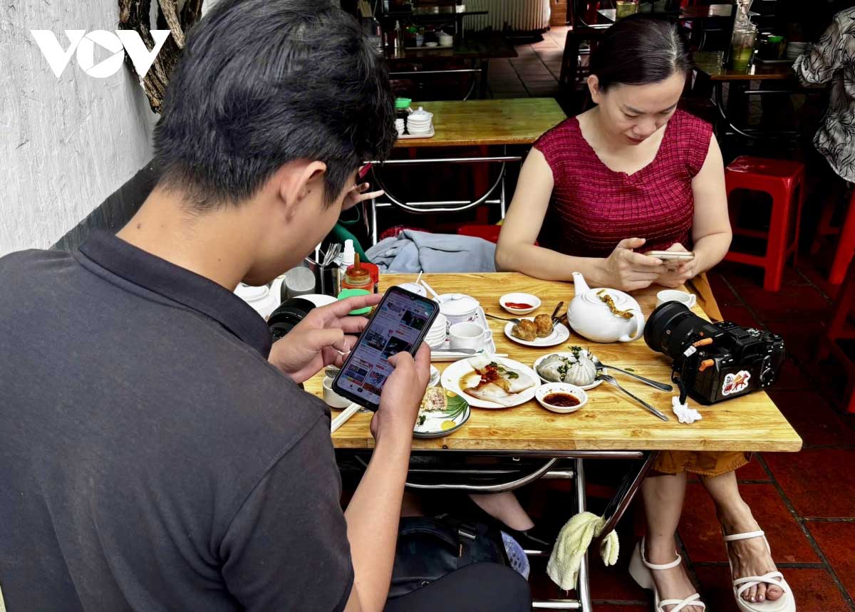 Gen Z mua sắm trực tuyến thường xuyên, gần như hàng tuần, thậm chí hàng ngày