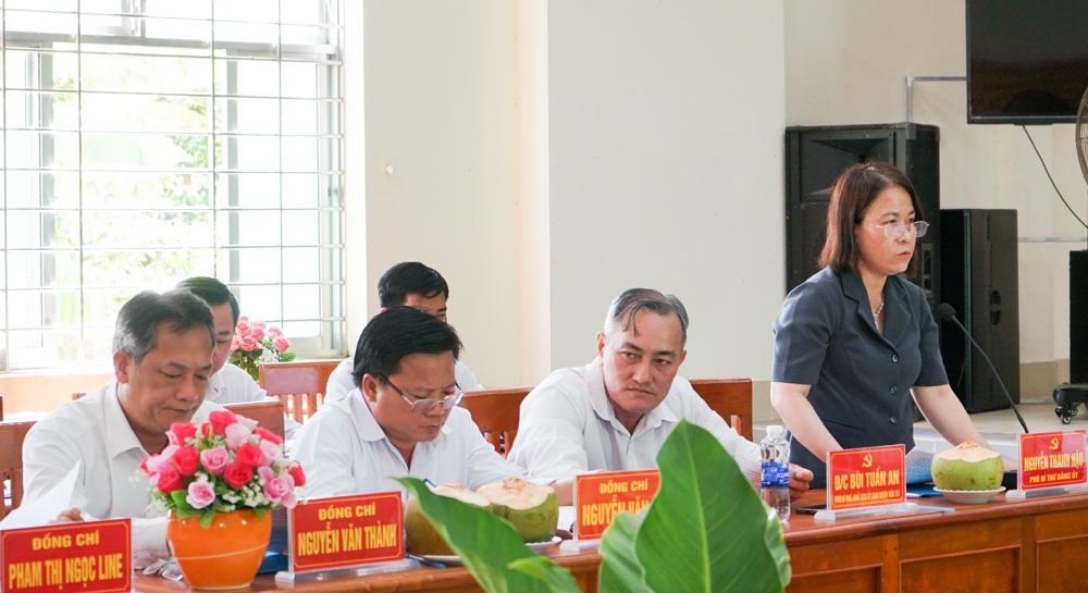 Đại diện Đảng ủy xã An Hiệp báo cáo các nội dung tại cuộc họp.