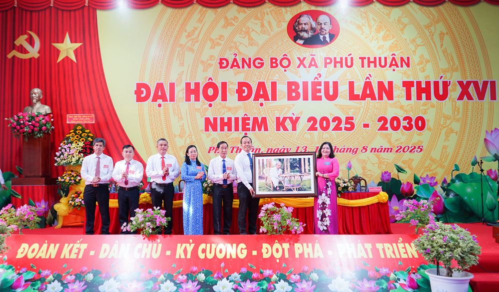  Đồng chí Hồ Thị Hoàng Yến- Phó Bí thư Thường trực Tỉnh ủy tặng bức ảnh chân dung Chủ tịch Hồ Chí Minh cho Đại hội đại biểu Đảng bộ xã Phú Thuận.