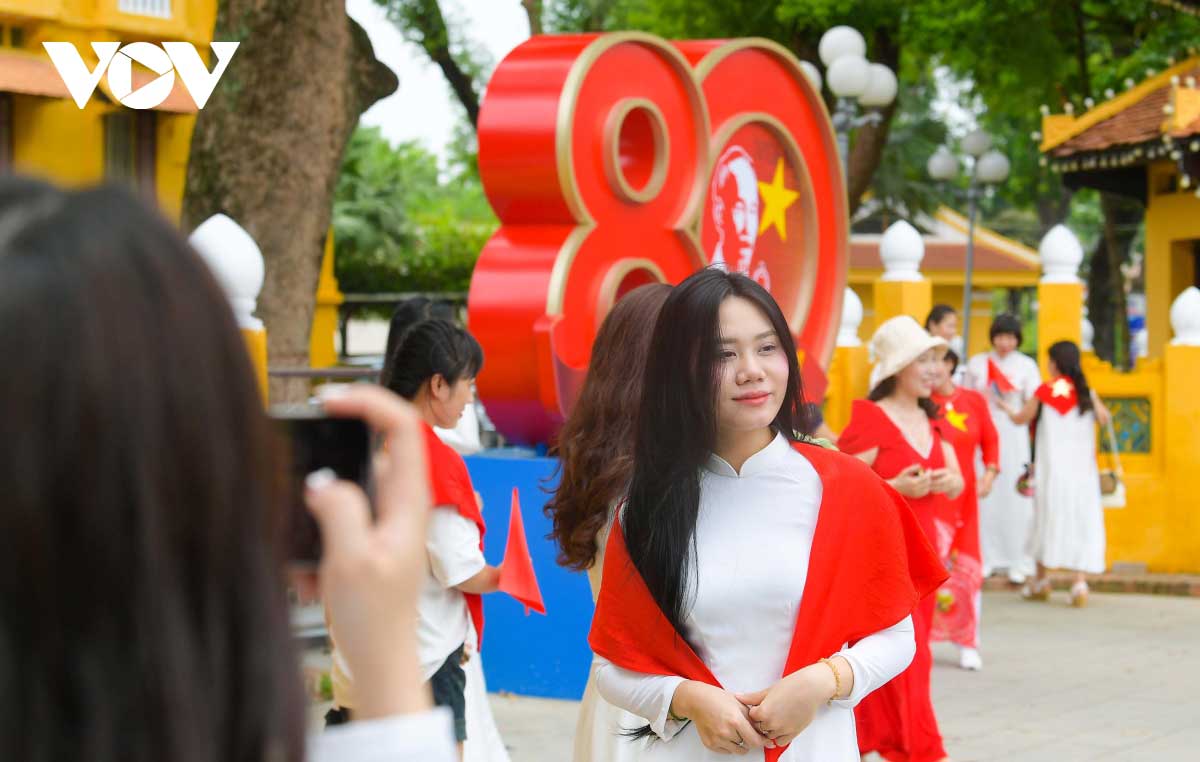 Không gian quanh Quảng trường Ba Đình và Lăng Chủ tịch Hồ Chí Minh những ngày này thêm phần sôi động.
