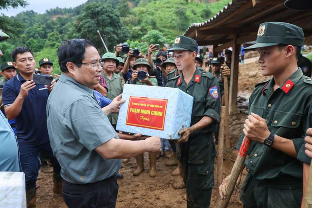 Thủ tướng tặng quà, động viên lực lượng cứu hộ, cứu nạn - Ảnh: VGP/Nhật Bắc