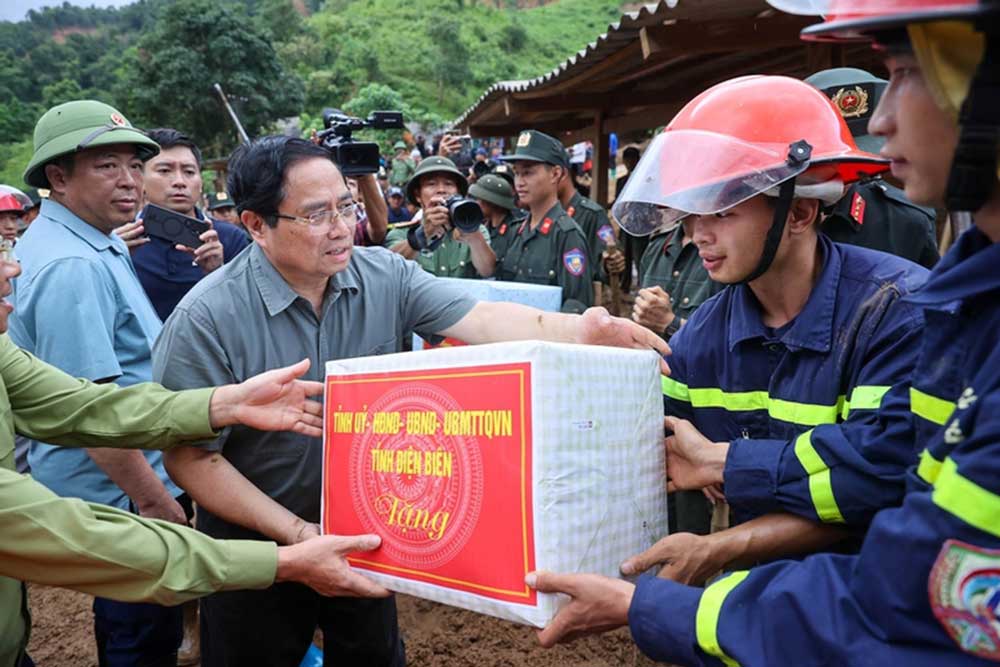 Thủ tướng tặng quà, động viên lực lượng cứu hộ - Ảnh: VGP/Nhật Bắc