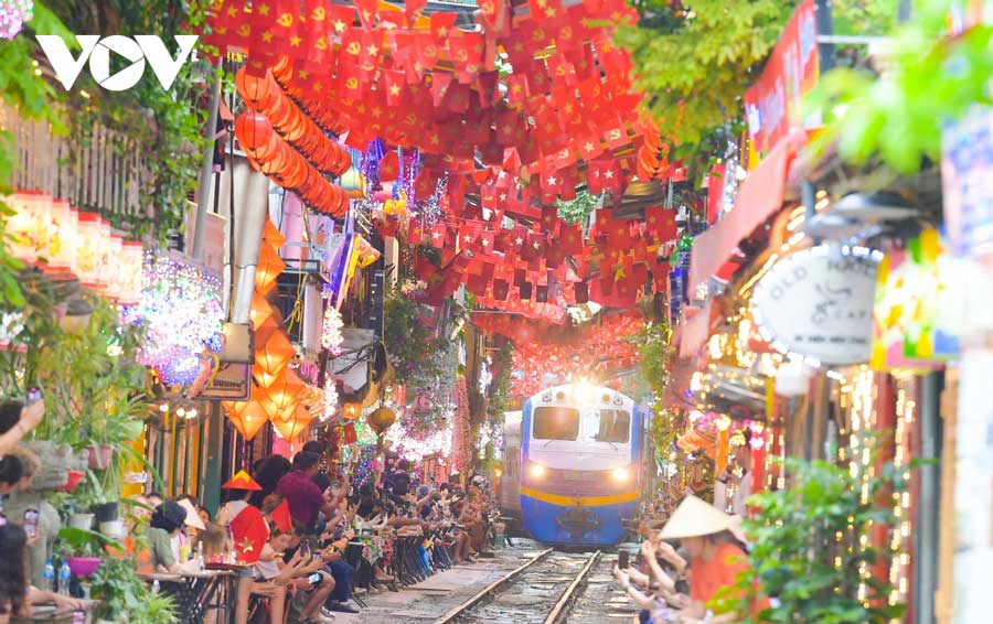 Từ những con phố cổ kính đến các đại lộ thênh thang, đâu đâu cũng rộn rã tiếng cười, chan chứa niềm tự hào và tình yêu Tổ quốc.