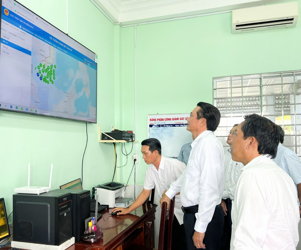  Phó Chủ tịch UBND tỉnh, Trưởng Ban Chỉ đạo về IUU tỉnh- Nguyễn Quỳnh Thiện kiểm tra phòng theo dõi hoạt động tàu cá trên biển, tại Cảng cá Bình Đại.