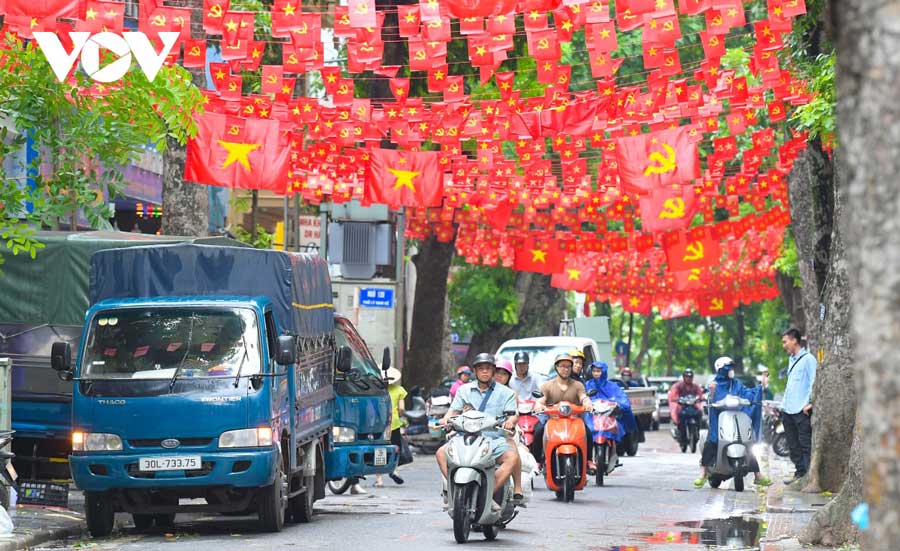 Những ngày này, tuyến phố Lý Nam Đế như khoác lên mình tấm áo mới,...