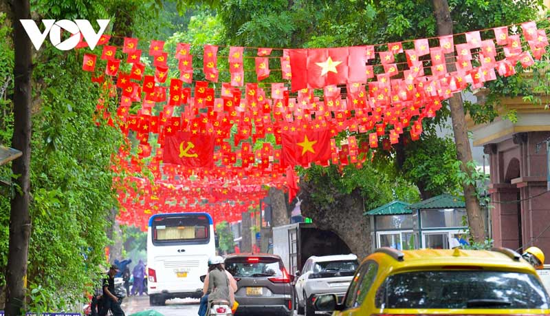 ...được tô điểm bởi sắc đỏ thắm của cờ Tổ quốc, băng rôn, biểu ngữ tung bay trong gió.