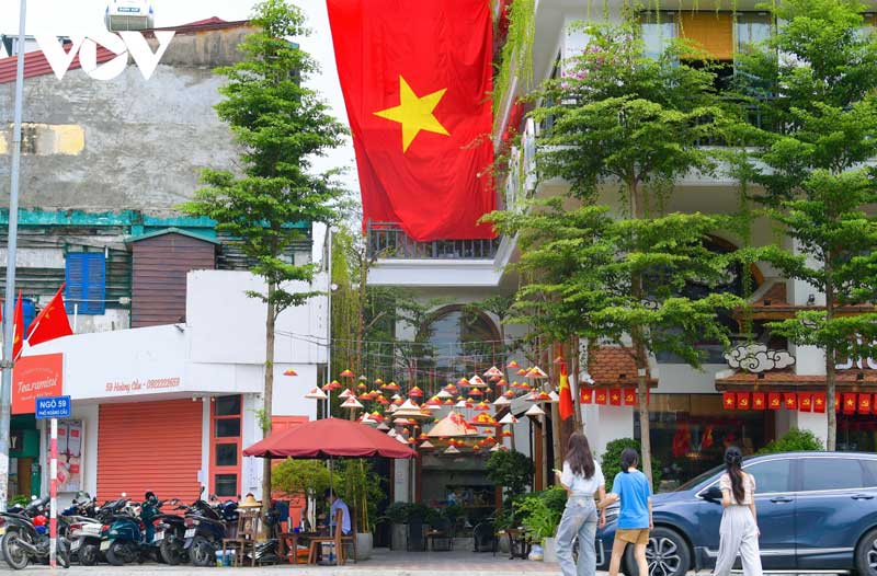 Tại các nhà hàng, quán cà phê cũng trang hoàng rực rỡ sắc đỏ của cờ Tổ quốc...