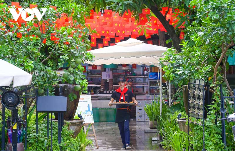 ...tạo ra không gian đa sắc màu đón chào du khách.