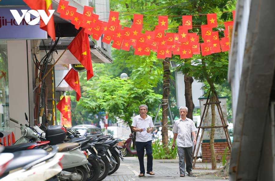 Dọc vỉa hè các tuyến phố như Thái Hà, Chùa Bộc, Hàng Mã, Hàng Lược, Ấu Triệu, Hỏa Lò, Nguyễn Quang Bích…, người dân đồng loạt treo cờ hoa, trang trí mặt tiền tạo thành bức tranh rực rỡ,...