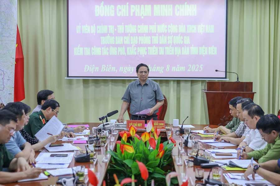 Thủ tướng Phạm Minh Chính chủ trì cuộc họp với các bộ ngành, địa phương về công tác tìm kiếm, cứu hộ, cứu nạn, khắc phục hậu quả thiên tai - Ảnh: VGP/Nhật Bắc