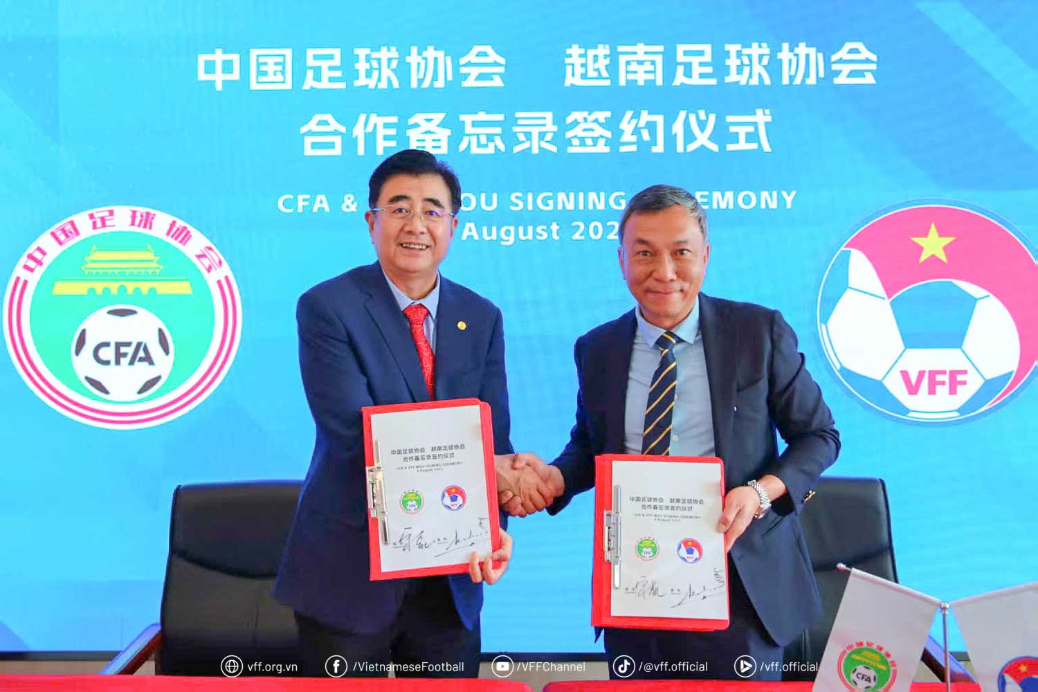 Chủ tịch VFF Trần Quốc Tuấn (phải) và Chủ tịch CFA Song Kai tại lễ ký kết hợp tác - Ảnh: VFF