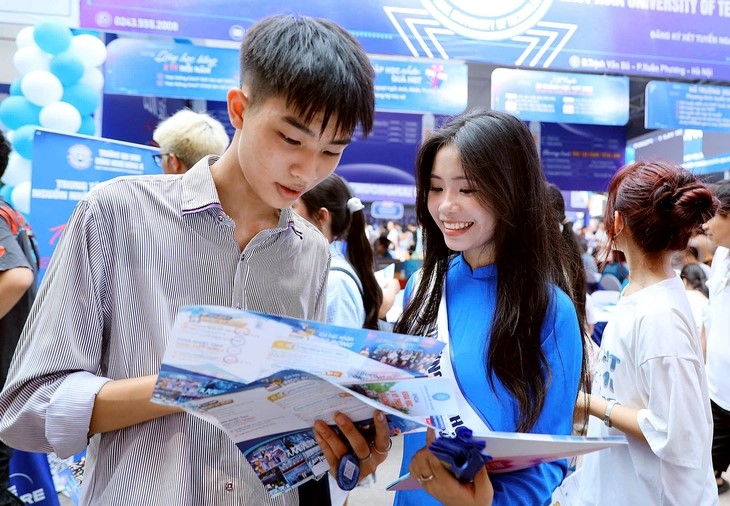 Thí sinh tìm hiểu thông tin xét tuyển tại Ngày hội tư vấn xét tuyển 2025, do báo Tuổi Trẻ phối hợp các đơn vị tổ chức - Ảnh: DANH KHANG