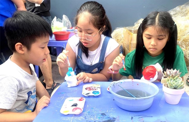 Các bạn nhỏ tham gia hoạt động tại ngày hội Lan tỏa yêu thương - Ảnh: B.MINH
