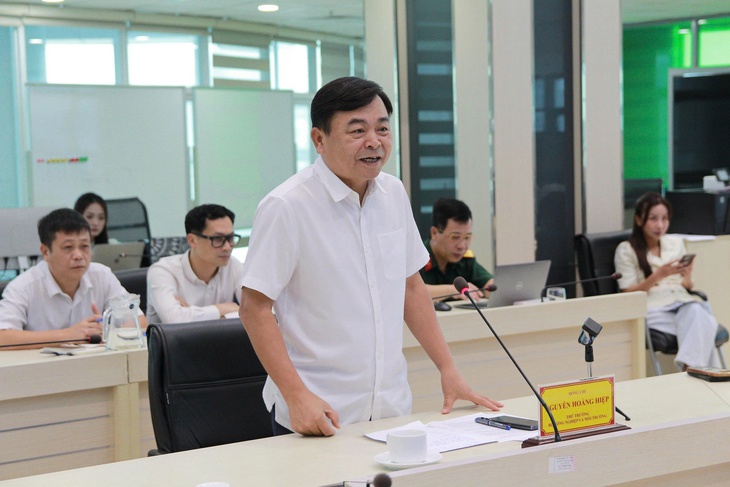 Thứ trưởng Bộ Nông nghiệp và Môi trường Nguyễn Hoàng Hiệp họp chỉ đạo ứng phó áp thấp nhiệt đới mạnh thành bão số 5 - Ảnh: C.T.