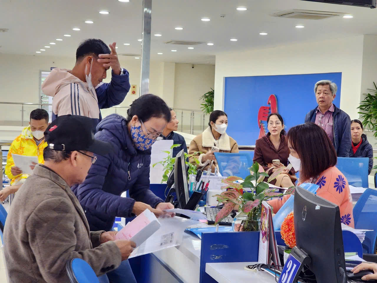 Người dân đến nộp hồ sơ chuyển mục đích sử dụng đất tại quầy tiếp nhận hồ sơ của TP Quảng Ngãi - Ảnh: TRẦN MAI