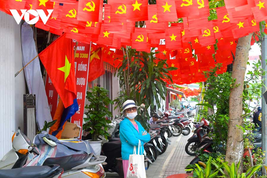 ...khiến mỗi người dân đi qua đều cảm thấy náo nức chờ đón ngày lễ lớn của đất nước.