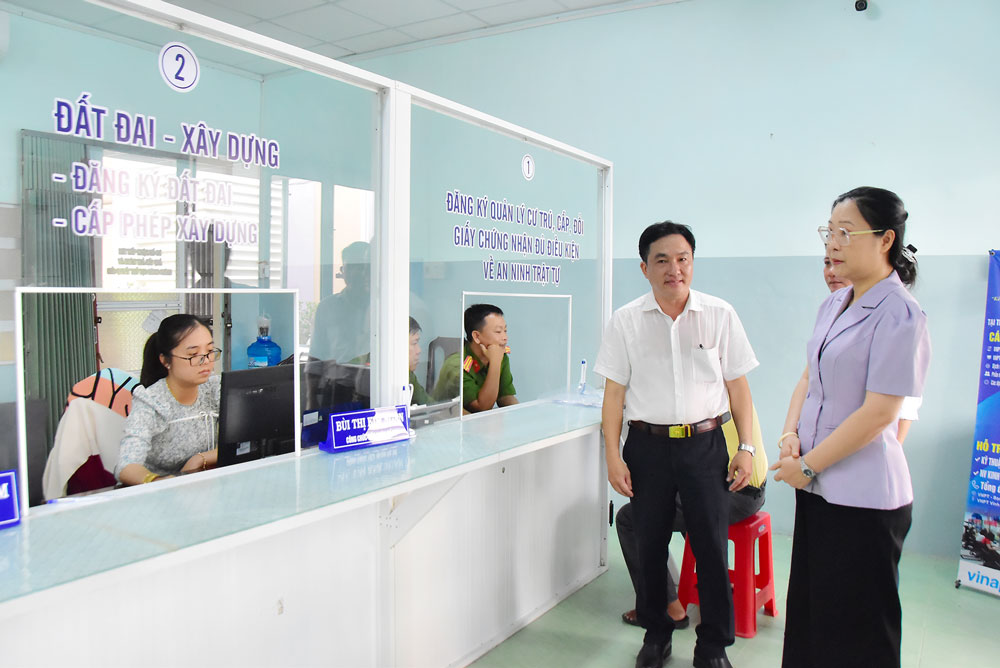 Bà Nguyễn Thị Quyên Thanh- Phó Chủ tịch UBND tỉnh khảo sát tại Trung tâm Phục vụ hành chính công phường Hòa Thuận.