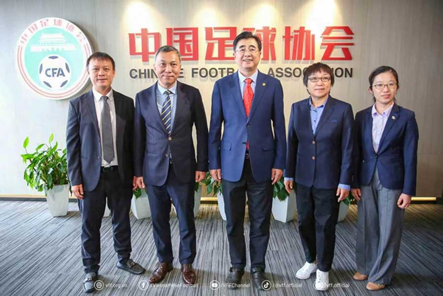 Chủ tịch VFF Trần Quốc Tuấn, trưởng Phòng ĐTQG Đoàn Anh Tuấn cùng với Chủ tịch CFA Song Kai và lãnh đạo các phòng chức năng của CFA - Ảnh: VFF